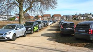 Jeden freien Zentimeter ausgenutzt: Auf dem Feldweg nördlich der Firma Wittenstein parken die Autos dicht an dicht. Foto: her