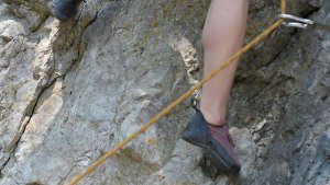 Eine 30-jährige Frau aus Stuttgart ist bei einer Klettertour mit einer Freundin im Tiroler Zillertal ums Leben gekommen. Die Frau stürzte beim Abseilen im Klettergebiet Jägerwand im Gemeindegebiet von Mayrhofen 150 Meter in die Tiefe. Foto: dpa/Symbolbild
