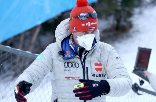 Es gibt viel zu analysieren: Skisprung-Bundestrainer Stefan Horngacher bei der Corona-Tournee. Foto: dpa/Daniel Karmann