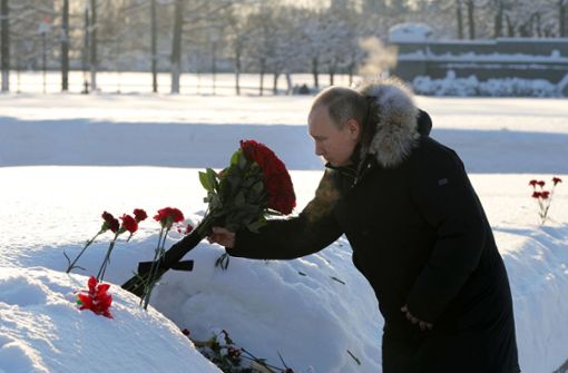 Es ist eines der grausamsten Kapitel des Zweiten Weltkrieges, das in Russland noch immer tiefe Emotionen wachrüttelt: Der Schmerz über die Blockade von Leningrad durch die Wehrmacht sitzt auch bei Kreml-Chef Wladimir Putin – hier auf einem Friedhof in Petersburg – noch immer tief . Foto: AFP