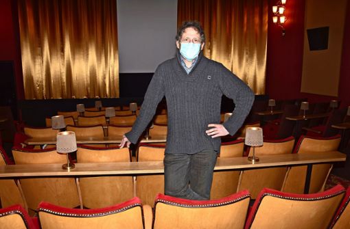 Ein wenig Melancholie befällt Ralf Helmreich im seit Monaten leeren Saal der Obertürkheimer Kinothek. Foto: Mathias Kuhn