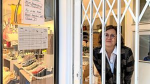 Der Laden ist zu, die Inhaberin ist trotzdem da. Martina Bartle dekoriert weiter wacker das Schaufenster von „Christine Schuhe“ in Sillenbuch. Foto: Caroline Holowiecki
