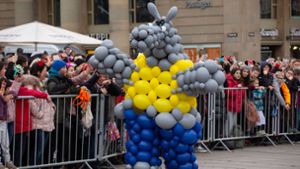 Ausgefallen – Kostüme aus Luftballons. Foto: Lichtgut/Leif Piechowski