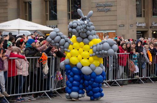 Ausgefallen – Kostüme aus Luftballons. Foto: Lichtgut/Leif Piechowski