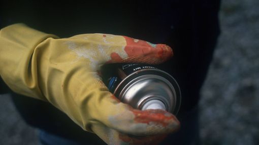 Die Täter nutzten rote Farbe für die Schmierereien. (Symbolbild) Foto: Imago/Jochen Tack