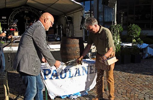 Roland Klenk (r.) beim Fassanstich; Baatsch-Besucher beim Handwerkermarkt. Foto: Klein