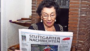 Margot Bauer-Nill ist eine Zeitungsleserin der ersten Stunde. Foto: Lichtgut - Oliver Willikonsky