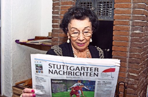 Margot Bauer-Nill ist eine Zeitungsleserin der ersten Stunde. Foto: Lichtgut - Oliver Willikonsky