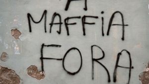 An eine Hausmauer in der korsischen Küstenstadt Bastia steht auf Korsisch geschrieben Mafia raus. Foto: Rachel Boßmeyer/dpa
