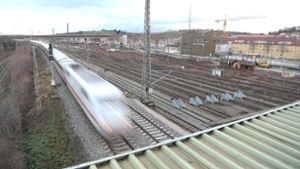 Auf der Fläche des alten Güterbahnhofs und auf insgesamt mehr als neun Kilometern Gleisen sollen künftig Züge abgestellt, gewendet und gereinigt werden. Foto: dpa/Sebastian Gollnow