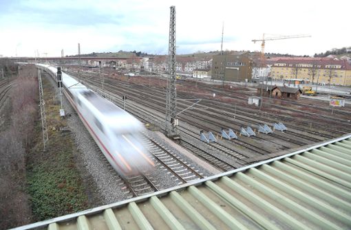 Auf der Fläche des alten Güterbahnhofs und auf insgesamt mehr als neun Kilometern Gleisen sollen künftig Züge abgestellt, gewendet und gereinigt werden. Foto: dpa/Sebastian Gollnow