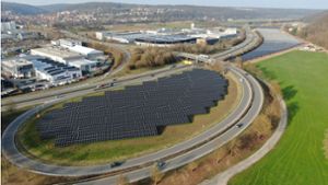 An der B 27 bei Tübingen ist das dritte „Ohr“ mit Solarmodulen ausgestattet worden, weiter hinten im Bild geht der Ausbau weiter. Die Anlage hat eine installierte Leistung von 8656 Kilowattpeak. Foto: swt/Stromer