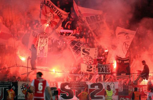 VfB-Fans mit der „heißen“ Pyrotechnik beim Relegationsspiel in Berlin. Foto: picture alliance/dpa