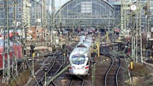 Der Frankfurter Hauptbahnhof könnte nach Züricher Vorbild um einen Tiefbahnhof erweitert werden. Foto: dpa/Fabian Sommer
