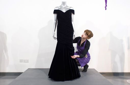 Der Wert des Kleides  von Diana wird auf bis zu 350.000 Pfund geschätzt. Foto: AFP/LEON NEAL