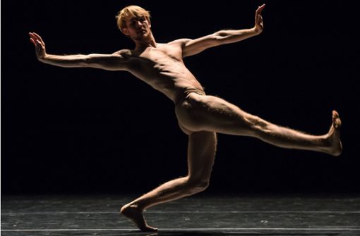 Florian Lochner als Tänzer von Gauthier Dance in Alejandro Cerrudos Tanzstück „Pacopepepluto“ Foto: dpa/Wolfram Kastl