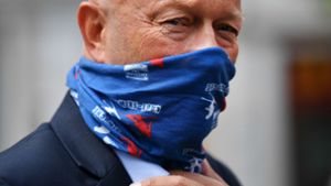 Auf diesem Bild trägt der Ex-Ministerpräsident ein Tuch vor dem Mund: Thomas Kemmerich. Foto: dpa/Martin Schutt