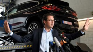 Verkehrsminister Andreas Scheuer kündigte ein neues Konzept zu Nachbesserungen an älteren Diesel-Fahrzeugen an. Foto: dpa