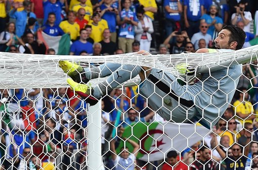 Nach dem 1:0 gegen Schweden wagt Gianluigi Buffon einen neuen Anlauf für seinen Torlatten-Jubel. Foto: AFP