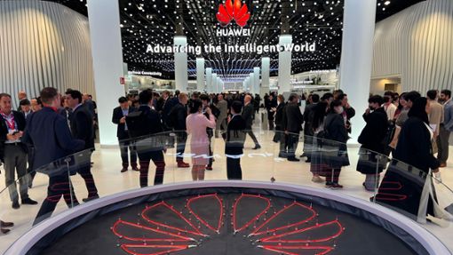Das Logo des chinesischen Technologiekonzerns Huawei ist am Eingang seines Messestandes beim Mobile World Congress (MWC) zu sehen. Foto: Wolf von Dewitz/dpa