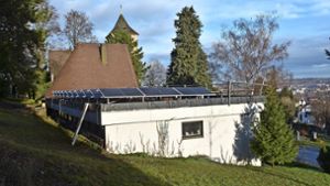 Auf dem Dach der Unterstehhalle des Wangener Friedhofs sind die Solarzellen installiert worden. Foto: Mathias Kuhn