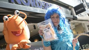 Als Hummer und Meerjungfrauen verkleidet machen Peta-Aktivisten auf das Leid der Meeresbewohner aufmerksam. Foto: 7aktuell.de/Andreas Friedrichs