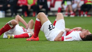 Mal wieder am Boden: Der VfB Stuttgart mit Mario Gomez (re.) und Ozan Kabak Foto: Baumann
