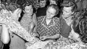 Karlsruher Frauen wühlen sich 1953 durch den Sommerschlussverkauf. Foto: Stadtarchiv Karlsruhe