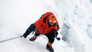 Ein Bergsteiger klettert am 19. Mai 2016 an der Lhotse-Wand über die Südroute auf den Gipfel des Everest. Foto: dpa