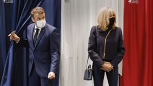 Staatspräsident   Emmanuel Macron – hier mit seiner Ehefrau Brigitte bei der Stimmabgabe – gehört zu den Wahlverlierern. Er kann die Wähler nicht begeistern – im Gegenteil. Foto: dpa/Ludovic Marin