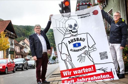Der Gruibinger Bürgermeister Roland Schweikert (rechts) und der Gewerbevereinschef Thomas Straub  präsentieren ein  Protestplakat. Foto: /Ines Rudel