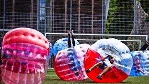 Beim Bubble Soccer spielt man mitunter auch mal kopfüber Fußball. Foto: z/Patrick Schäfer