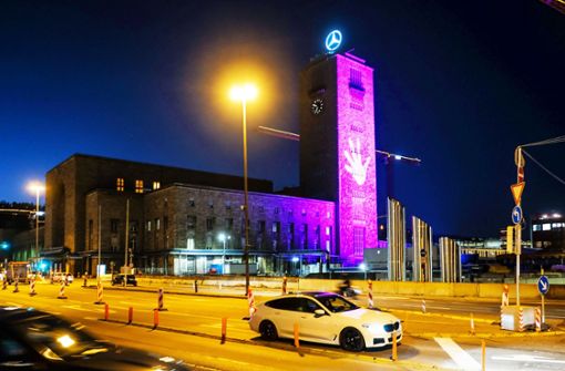 Lila erleuchtet: Das Lichtspektakel am Stuttgarter Bahnhofsturm soll eine Botschaft transportieren. Foto: Lichtgut/Max Kovalenko