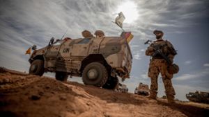 Die Bundeswehr soll nach dem Willen von Regierung und Parlamentsmehrheit nicht nur für kleinere Auslandseinsätze – wie hier in Mali – sondern wieder für die Landes- und Bündnisverteidigung gerüstet sein. Das wird teuer. Foto: dpa/Michael Kappeler