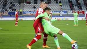 Jonathan Schmid vom SC Freiburg (links) ringt mit dem Wolfsburger   Josip Brekalo um den Ball. Foto: Pressefoto Baumann/Hansjürgen Britsch