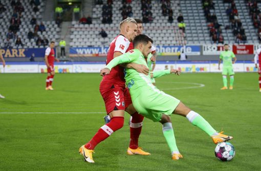 Jonathan Schmid vom SC Freiburg (links) ringt mit dem Wolfsburger   Josip Brekalo um den Ball. Foto: Pressefoto Baumann/Hansjürgen Britsch