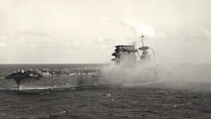 8. Mai 1942: Die Mannschaft der USS Lexington verlässt den sinkenden Flugzeugträger, nachdem er von mehreren Torpedos und Bomben der japanischen Flotte getroffen worden war. Foto: Wikipedia commons/U.S. Navy National Naval Aviation Museum Photo NNAM.2001.205.069