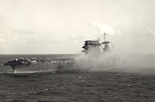 8. Mai 1942: Die Mannschaft der USS Lexington verlässt den sinkenden Flugzeugträger, nachdem er von mehreren Torpedos und Bomben der japanischen Flotte getroffen worden war. Foto: Wikipedia commons/U.S. Navy National Naval Aviation Museum Photo NNAM.2001.205.069