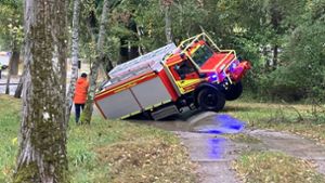 Schräglage: Die Stuttgarter Feuerwehr übt für extreme Einsätze im Gelände. Foto: Jürgen Bock