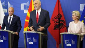 Albanien und Nordmazedonien nehmen Beitrittsgespräche mit der EU auf. Edi Rama (Mitte), Ministerpräsident von Albanien, zeigt sich zufrieden, ebenso wie sein Kollege Dimitar Kovacevski  aus Nordmazedonien und EU-Kommissionspräsidentin Ursula von der Leyen. Foto: dpa/Virginia Mayo