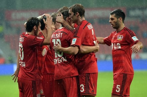 Die Spieler von Bayer Leverkusen freuen sich über den 1:0-Sieg gegen Augsburg. Foto: dpa
