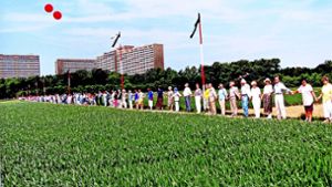Immer wieder kam und kommt das Gespräch auf die Bebauung des Birkacher Felds. Das Foto zeigt eine protestierende Menschenkette im Jahr 1992. Foto: privat