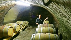 Der geheime Schatz des Whiskybrenners sind seine Fässer: Wolfgang Fessler kontrolliert Qualität und Farbe. Foto: factum/Granville