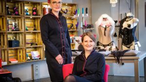 Alexandra Steinmann (links) und  Mascha Hülsewig in der Boutique Erotique. Foto: Lichtgut/Achim Zweygarth