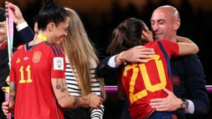 Nach dem WM-Sieg der Spanierinnen gratuliert Fußball-Chef Luis Rubiales (r.) den Spielerinnen – später küsst er ungefragt Jennifer Hermoso (l.). Foto: AFP/Franck Fife