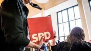 Helfer sammeln Wahlzettel ein bei der SPD-Versammlung in Stuttgart. Foto: Lichtgut/Julian Rettig