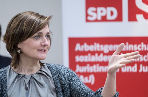 Simone Lange will es wissen: Die SPD wählt am Sonntag eine neue Chefin und die Flensburger Oberbürgermeisterin tritt gegen Andrea Nahles an. Foto: dpa