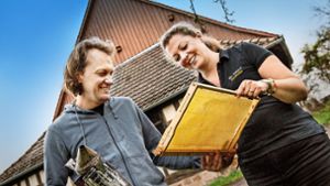 Sebastian Faiß und Katrin Graf-Faiß ziehen mit ihren Bienen in die Alte Kelter in Aichelwald-Aichelberg. Foto: Horst Rudel