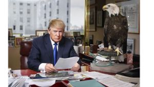 Da war er noch nicht Präsident: Unternehmer Donald Trump 2015 in seinem Büro nebst dem US-amerikanischen Wappentier.  Foto: Martin Schoeller