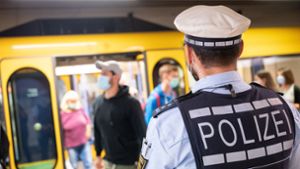 60 Beamte stehen an den  Bahnsteigen und fahren in Stuttgarter Bussen und Stadtbahnen mit. Foto: dpa/Sebastian Gollnow